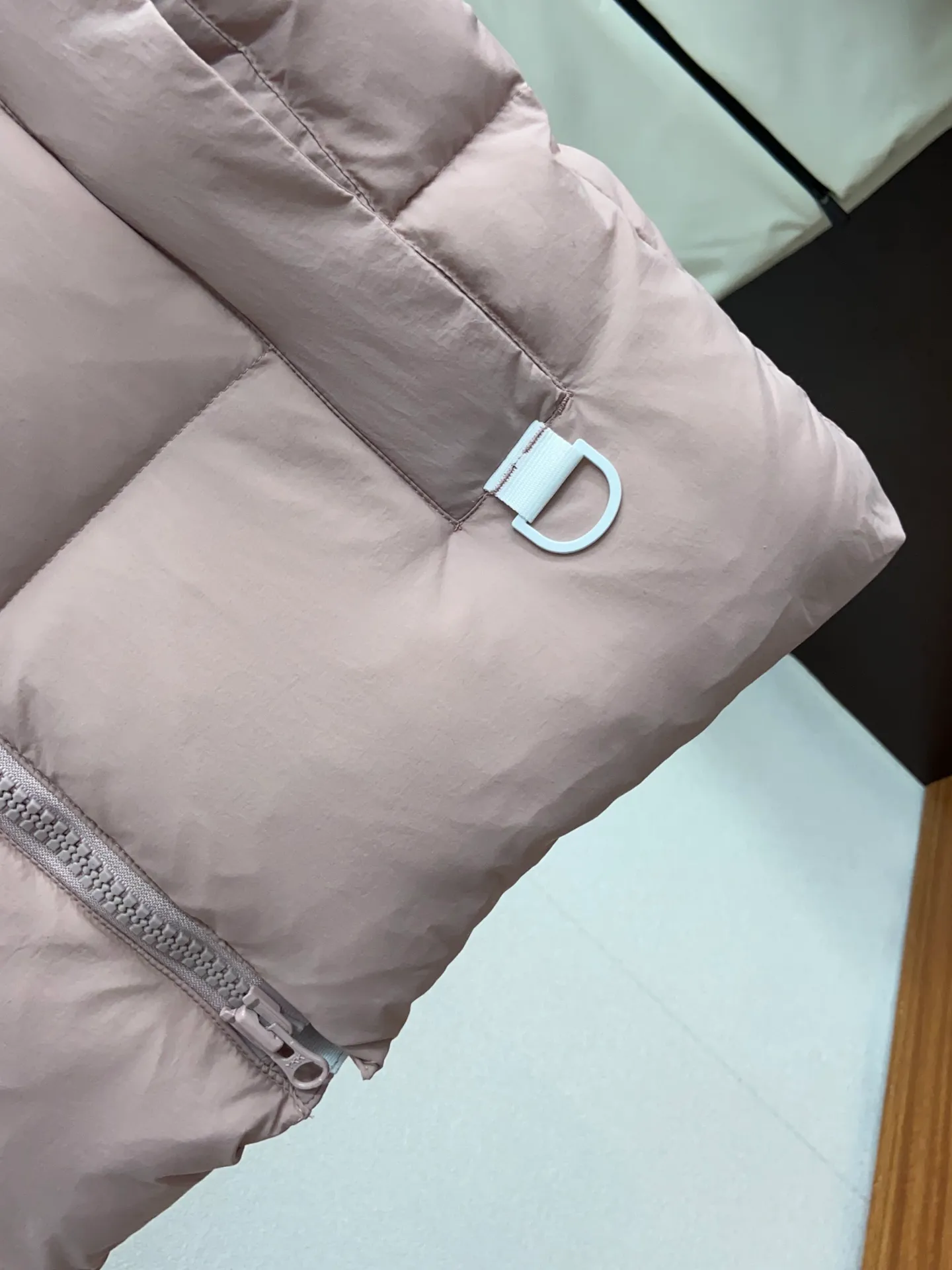 P520 original single version exclusive release #𝘾𝘼𝙉𝘼𝘿𝘼 𝙂𝙊𝙊𝙎𝙀/𝙅𝙪𝙣𝙘𝙩𝙞𝙤𝙣 top original TOP version restored ZP up to 98%‼ ️ CANADA GOOSE/Canada Goose Pastels Pastel Series Everett White Label Vest This versatile Everett vest is a lightweight layering item suitable for wearing in all seasons. It is trimmed in all white and equipped with D-rings for hanging gloves or other daily items when outside. It is ideal for travel and unpredictable weather conditions. The pocket openings and cuff edges are reinforced with CORDURA fabric for durability. The reflective stripes on the back of the collar improve visibility in dim environments, making it the first choice for travel. Note: In order to maximize profits during the production process, some businesses add toxic waste silk, 50 velvet, hand-feel velvet, etc. into the clothes! It is said to be 90% white duck down, purchasing agent level, or even more exaggeratedly said to be 90% white goose down, to fool the layman! (You can consult the official Big Goose. All authentic styles are made of white duck down) ⚠️ Remember, you get what you pay for! Don't be greedy for small gains, or you will suffer big losses!  Size: XS S M L XL Color: Black Melt Water Blue Soft Pink Moonlight Lime